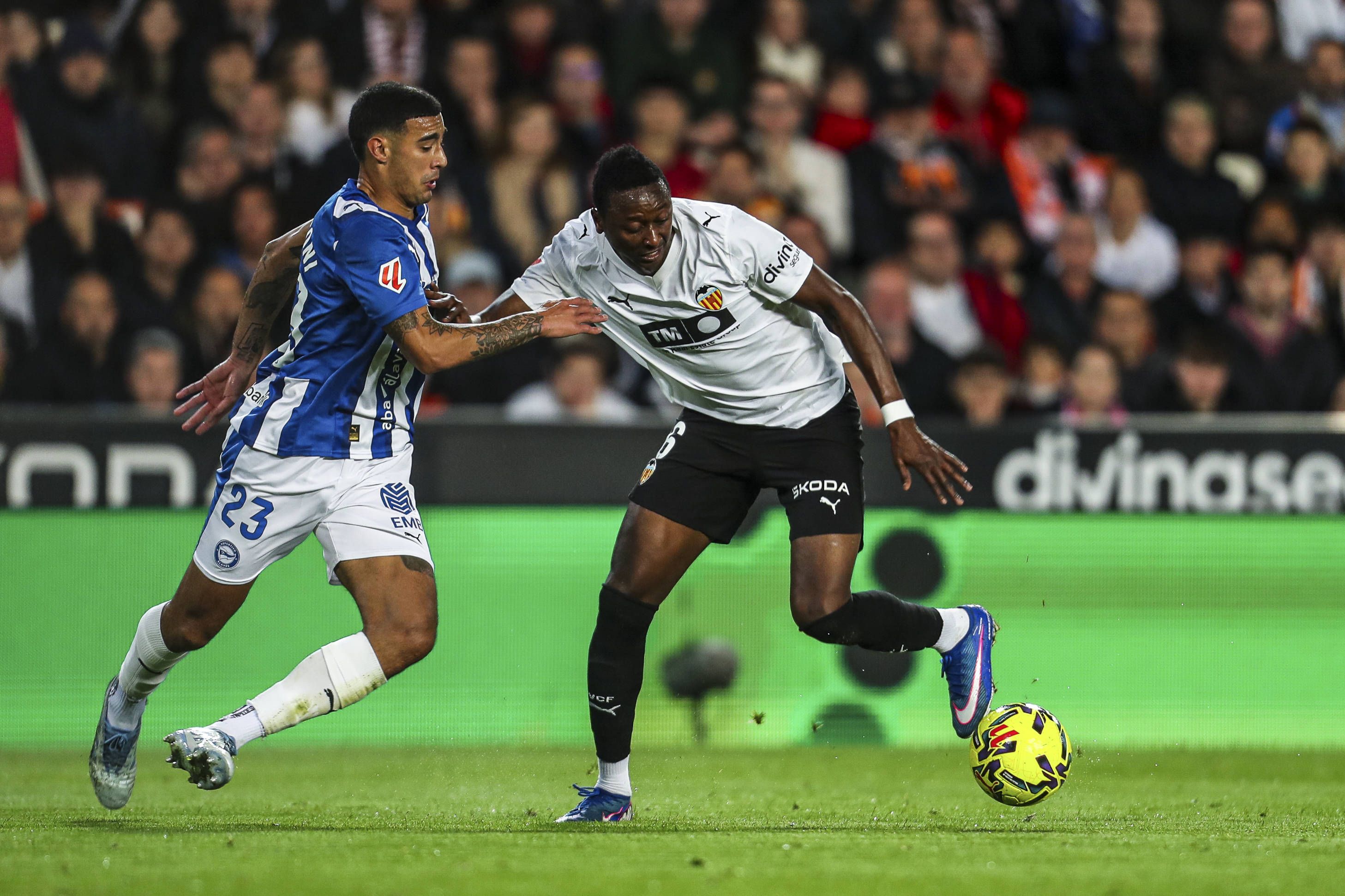 Sadiq Umar of Valencia CF in action during the Spanish league, LaLiga EA Sports, football match played between Valencia CF and Deportivo Alaves at Mestalla.