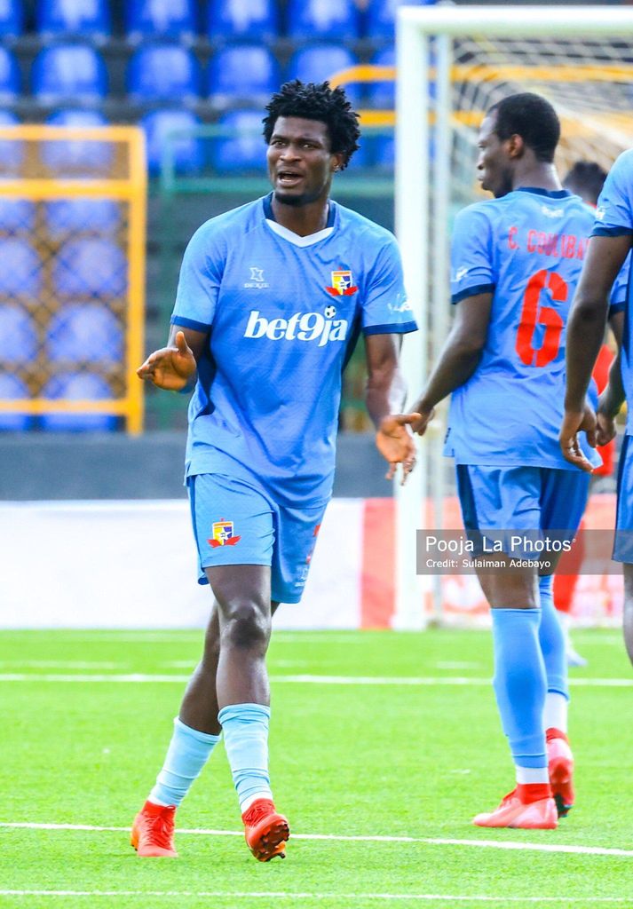 Samson Alasupo puts one back for Remo Stars in their clash against Mamelodi Sundowns