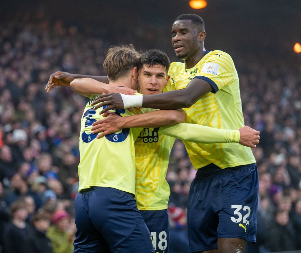 Tyler Dibling of Southampton celebrates scoring his first Premier League goal with team mates Mateus Fernandes and Paul Onuachu