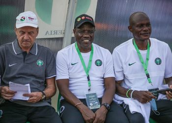 Former Super Eagles coach urges Moses Simon to remain in France amidst Everton links