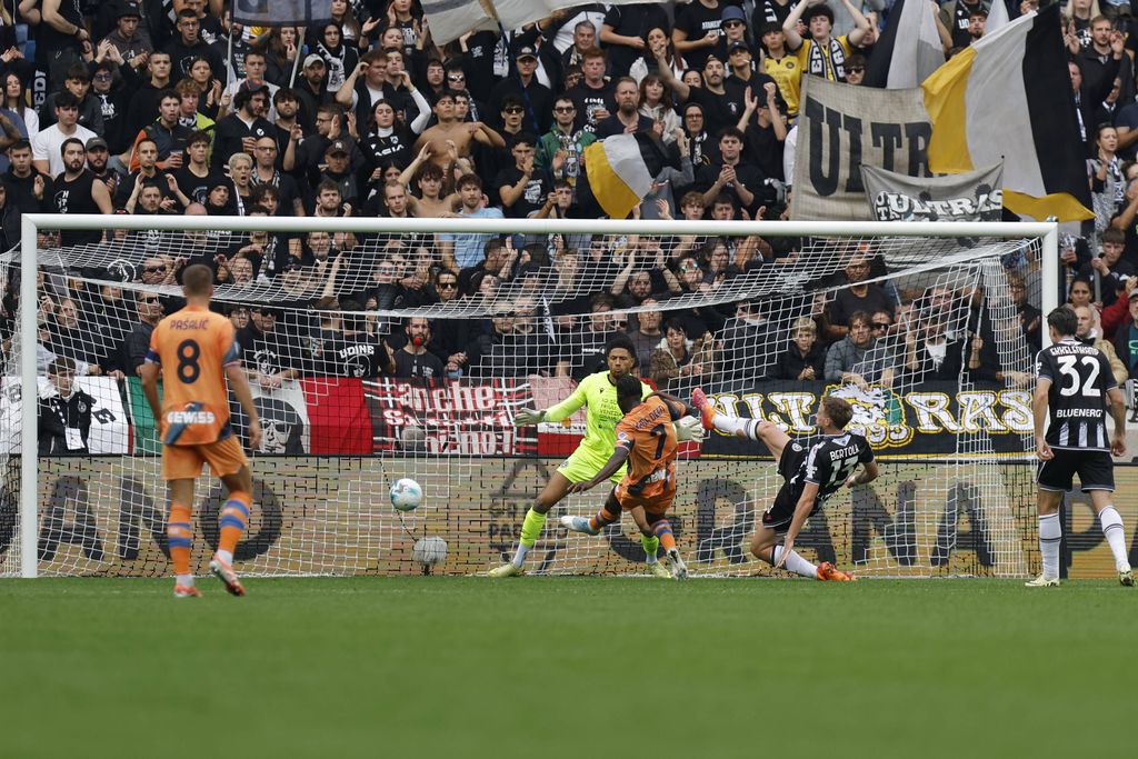 KAMALDEEN SULEMANA in action against NICOLO BERTOLA and Maduka Okoye during the 2026 Italian Serie A ENILIVE 2025/26 football match between Udinese and Atalanta