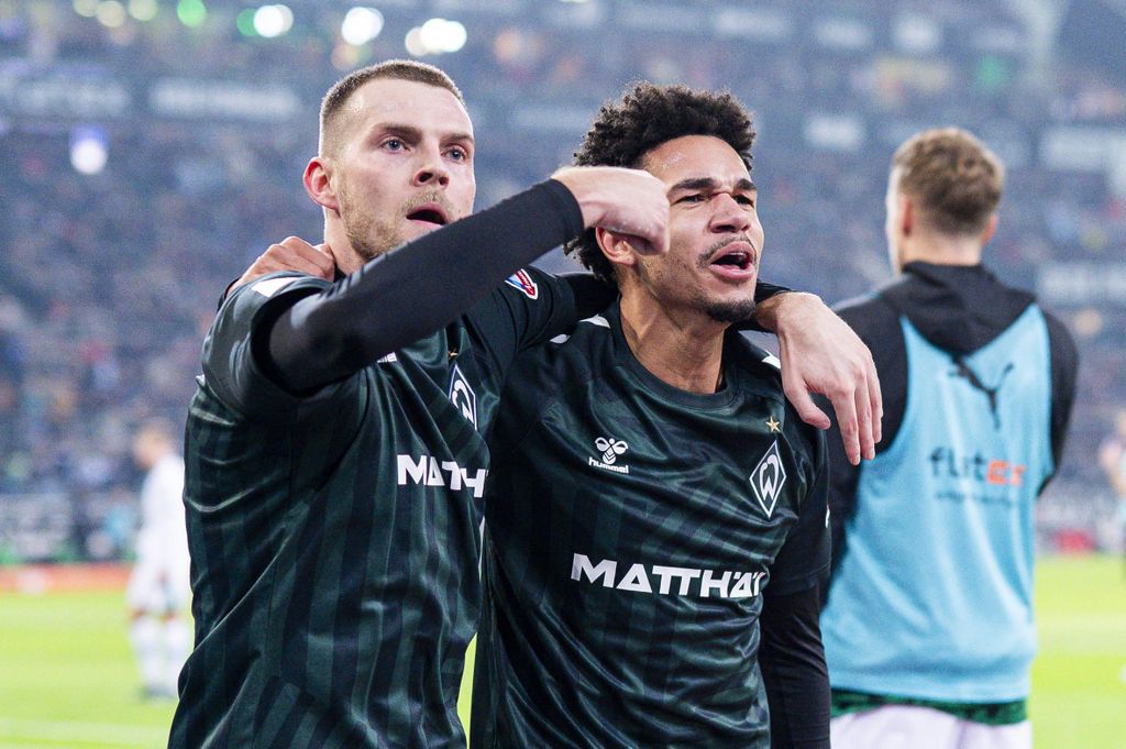 Marvin Ducksch celebrates after his goal to 2 2 with Justin Njinmah Bremen