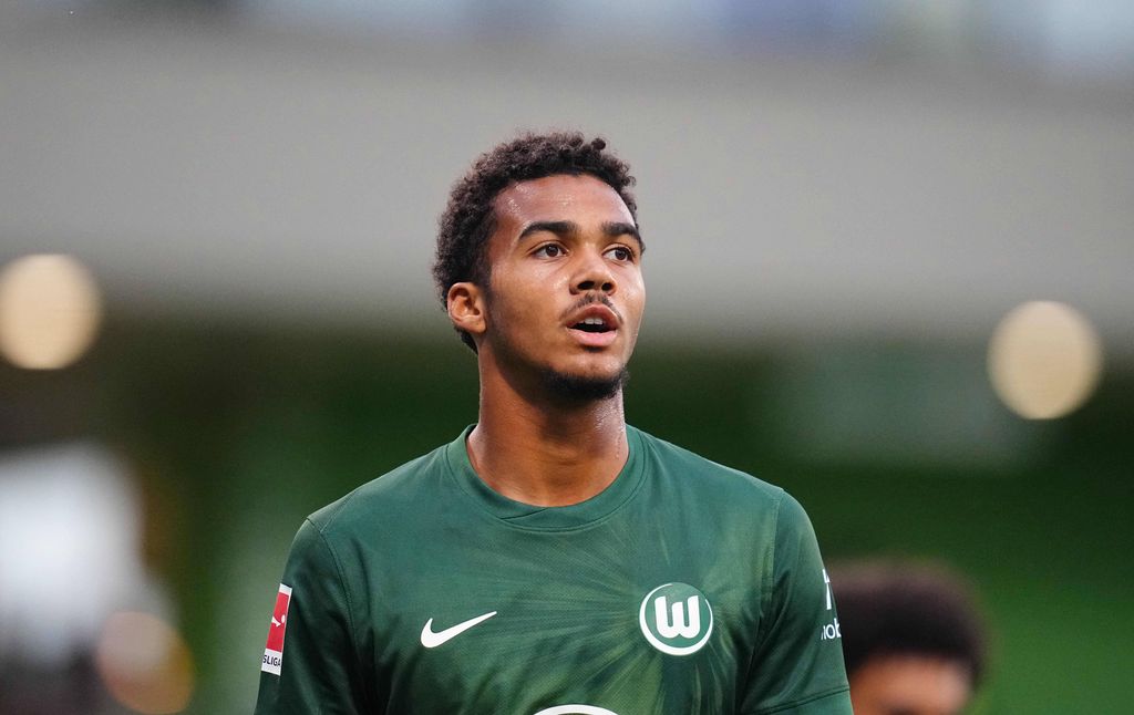 David Odogu looks on during the preseason friendly between VfL Wolfsburg and RCD Espanyol de Barcelona at AOK Arena on July 30, 2025 in Wolfsburg
