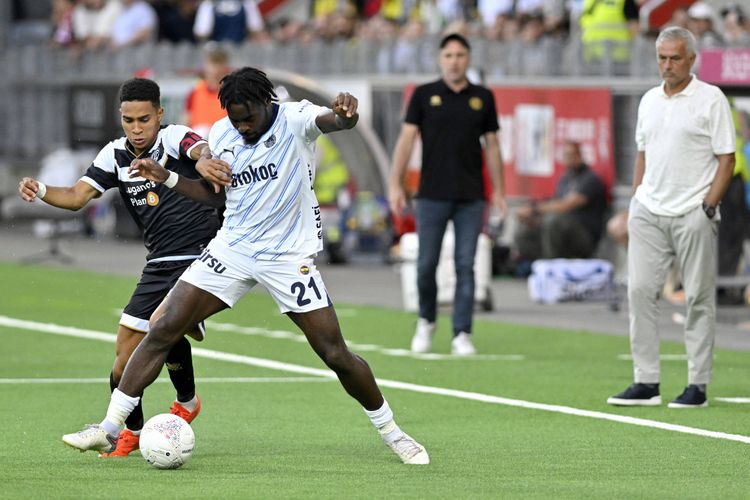 Fenerbahce: José Mourinho watches Bright Osayi-Osayi-Samuel from the sidelines
