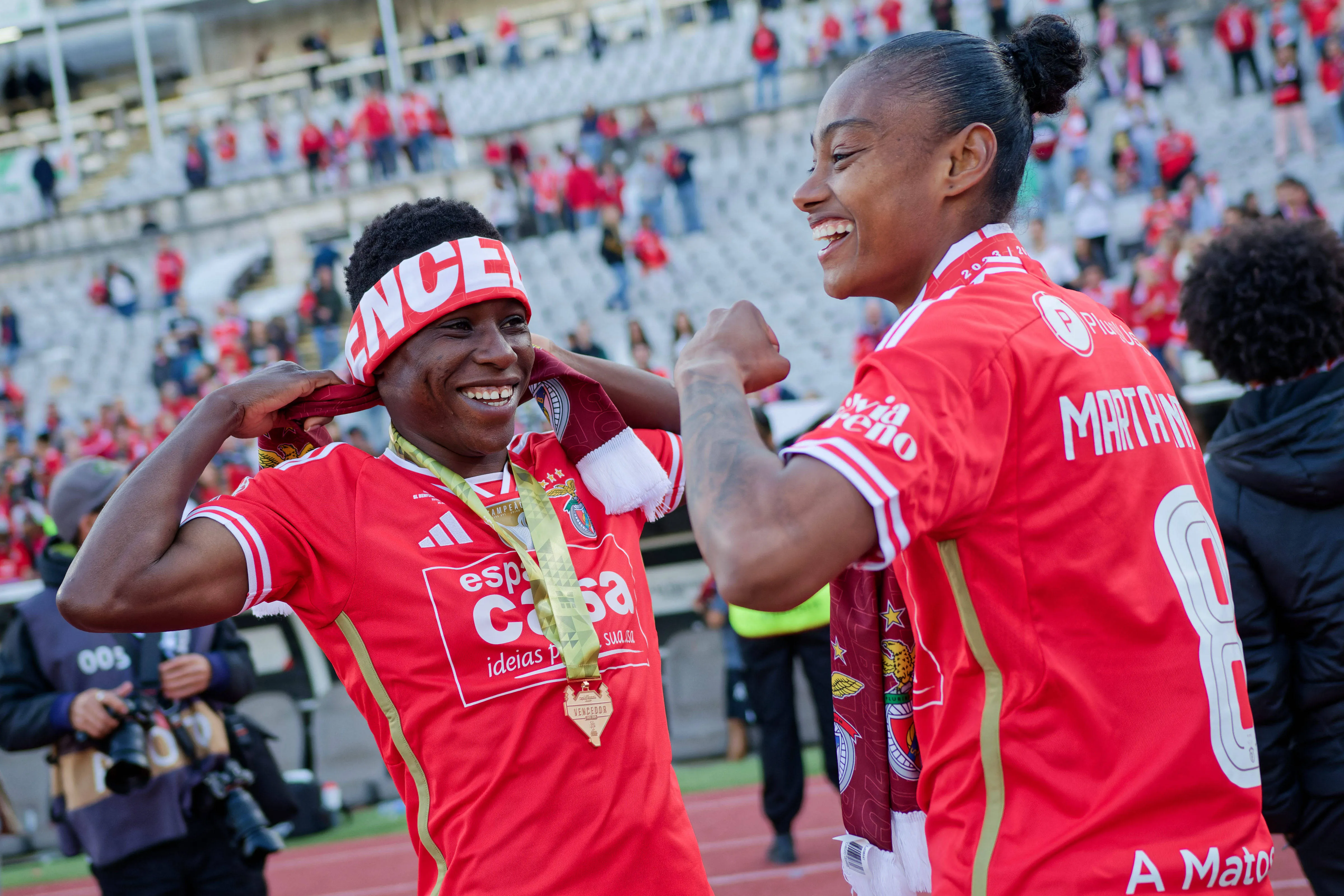 Christy Ucheibe 16 and Marta Cintra 8 for SL Benfica. 
