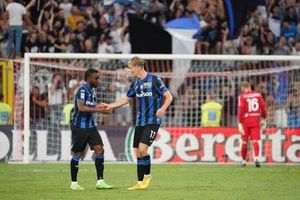 Atalanta forwards Ademola Lookman and Rasmus Hojlund