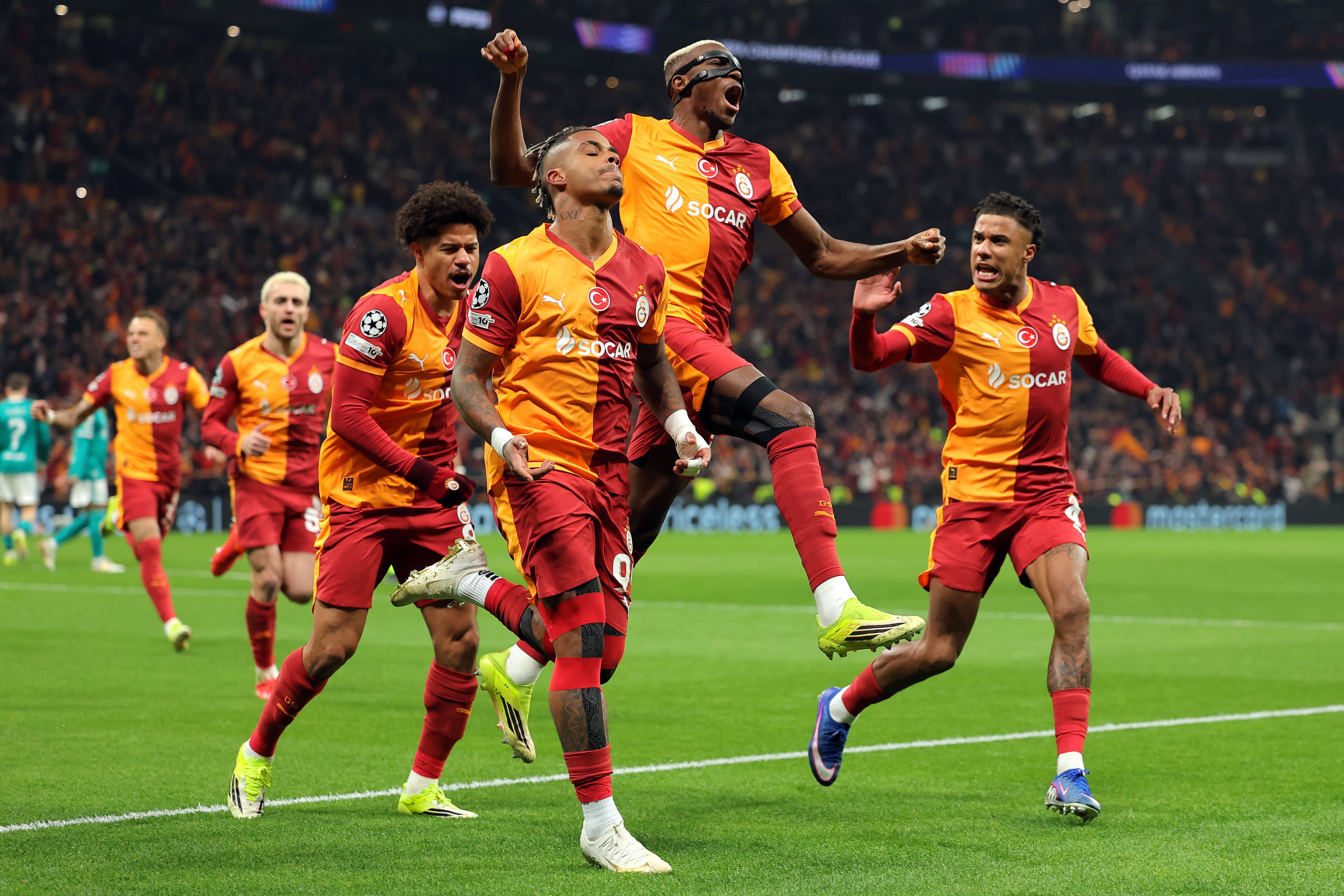 Mario Lemina of Galatasaray SK celebrates with Victor Osimhen and Gabriel Sara