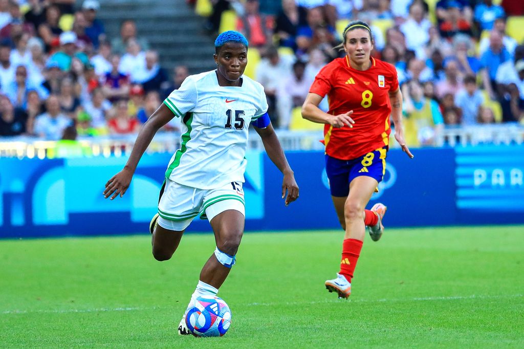 Rasheedat Ajibade of Nigeria and Mariona Caldentey of Spain during the Paris Olympics 2024 Women s Group C match between Spain and Nigeria 