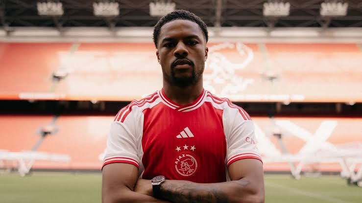 Chuba Akpom could remain at Ajax despite exit talks