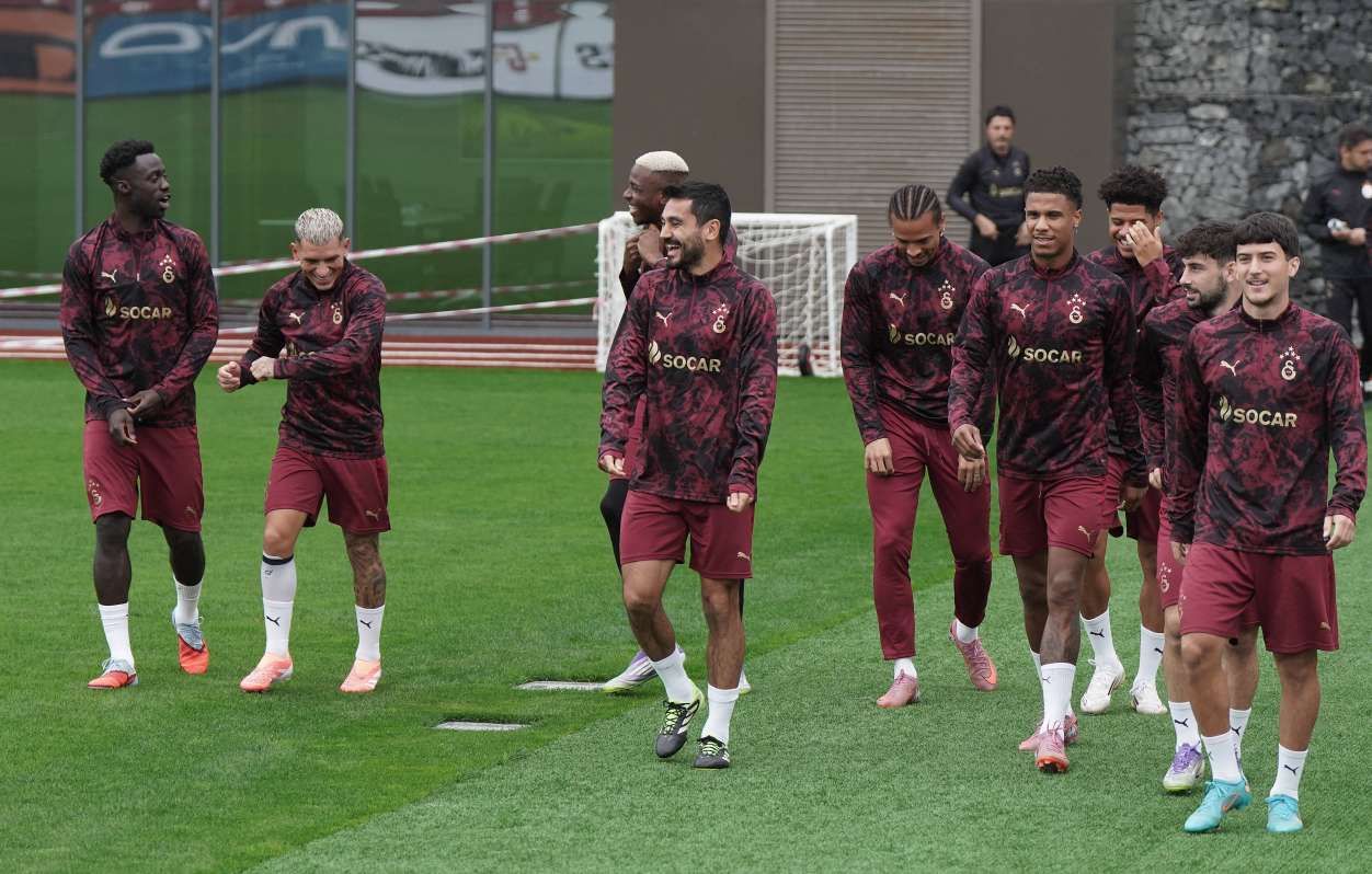 Victor Osimhen and Galatasaray teammates