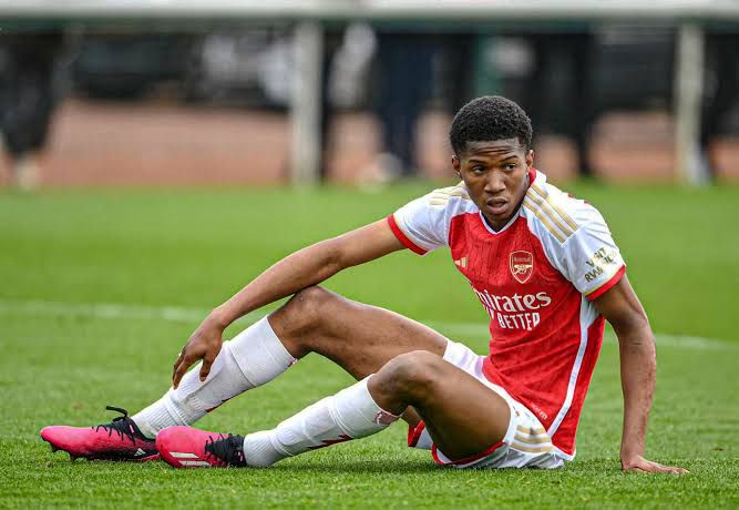 Report: Nigeria-eligible youngster set to join Man United, Van Nistlerooy plays key role