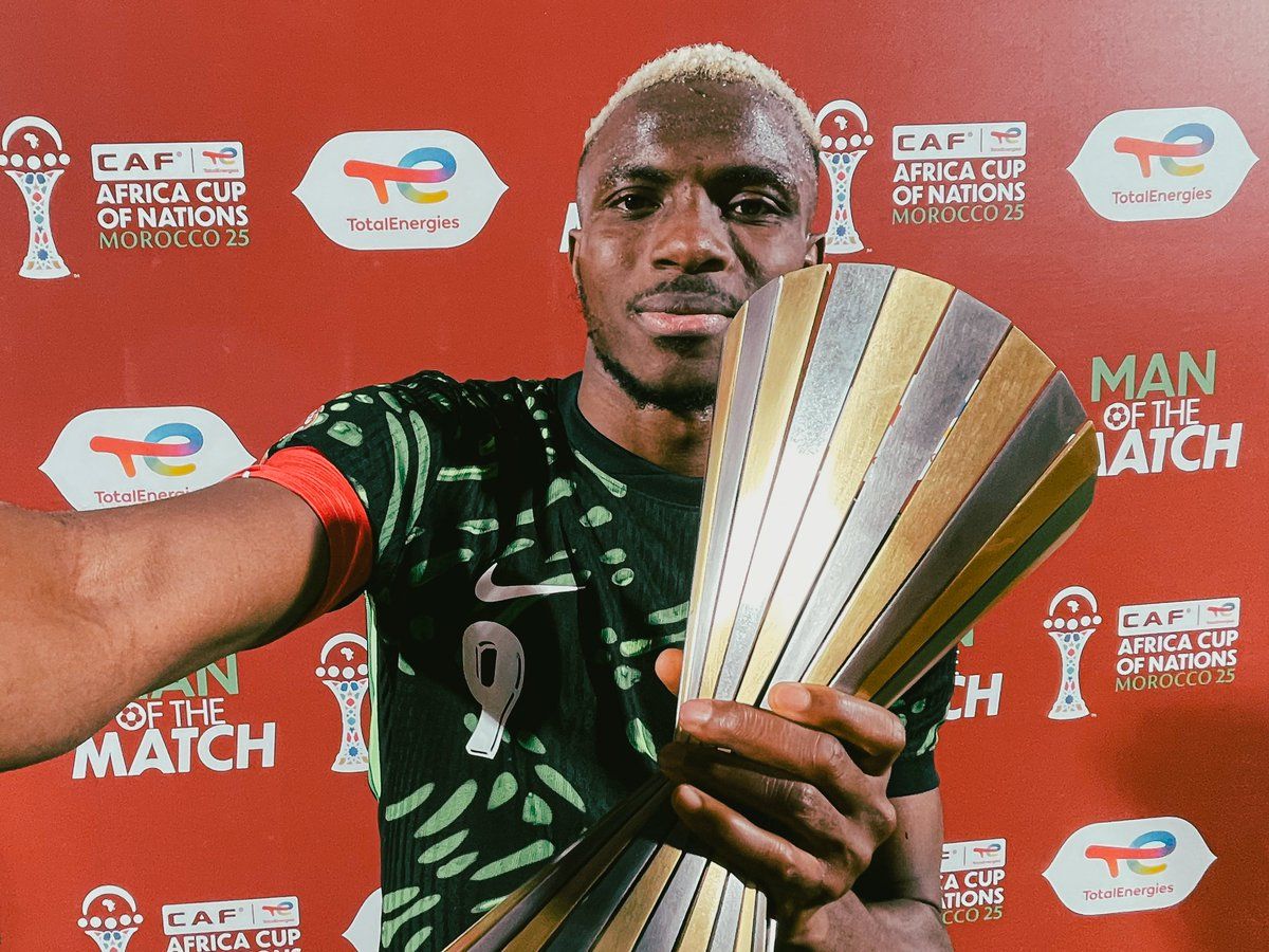 Victor Osimhen with his MOTM award against Algeria