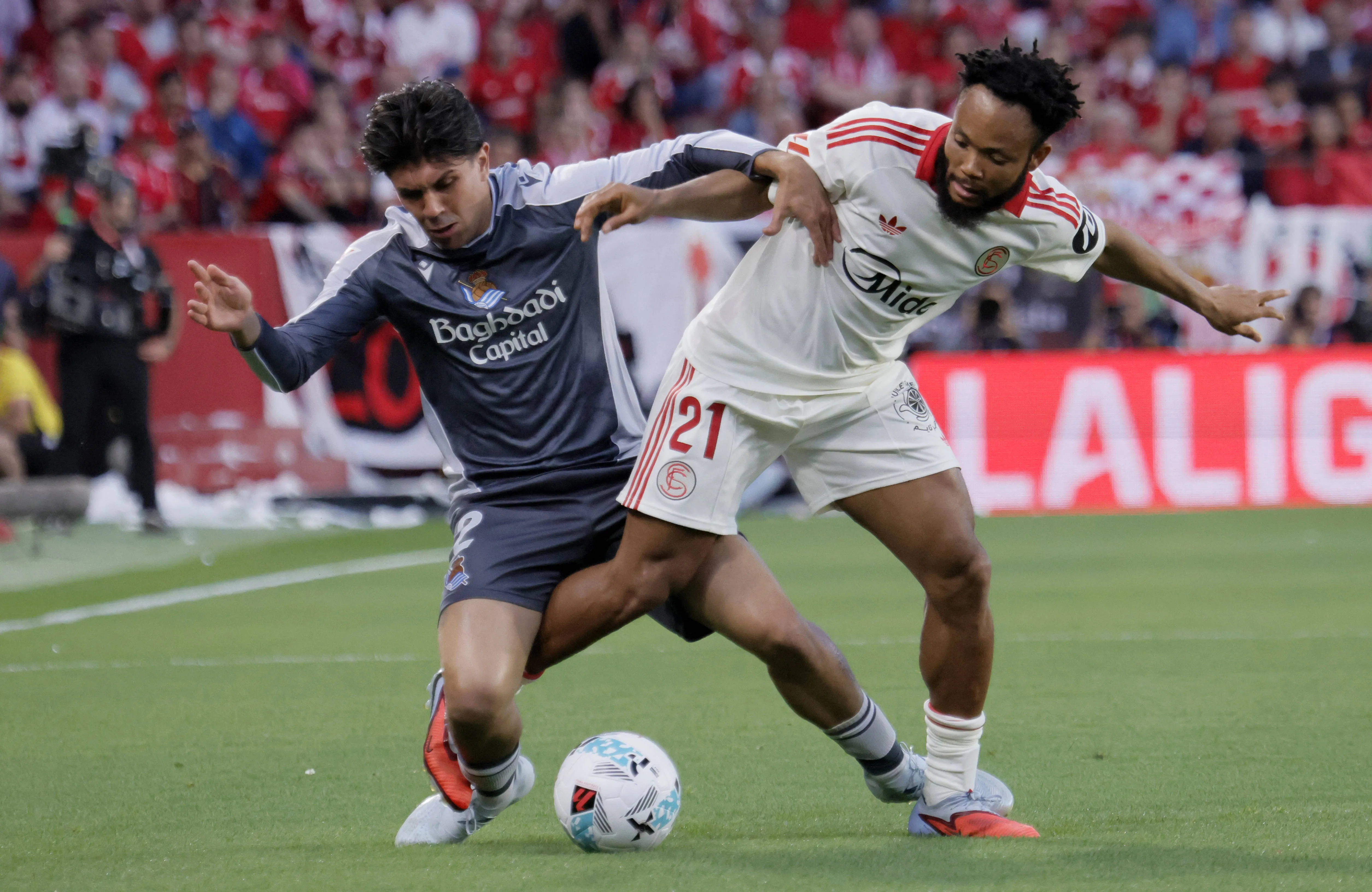 Ejuke and Aramburu during LaLiga EA Sports, between Sevilla v Real Sociedad