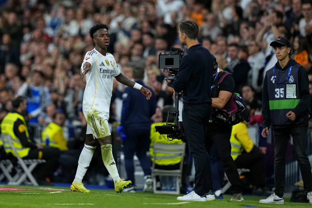 Vinicius Junior and Xabi Alonso head coach of Real Madrid CF during the La Liga EA Sports match between Real Madrid CF and Valencia CF