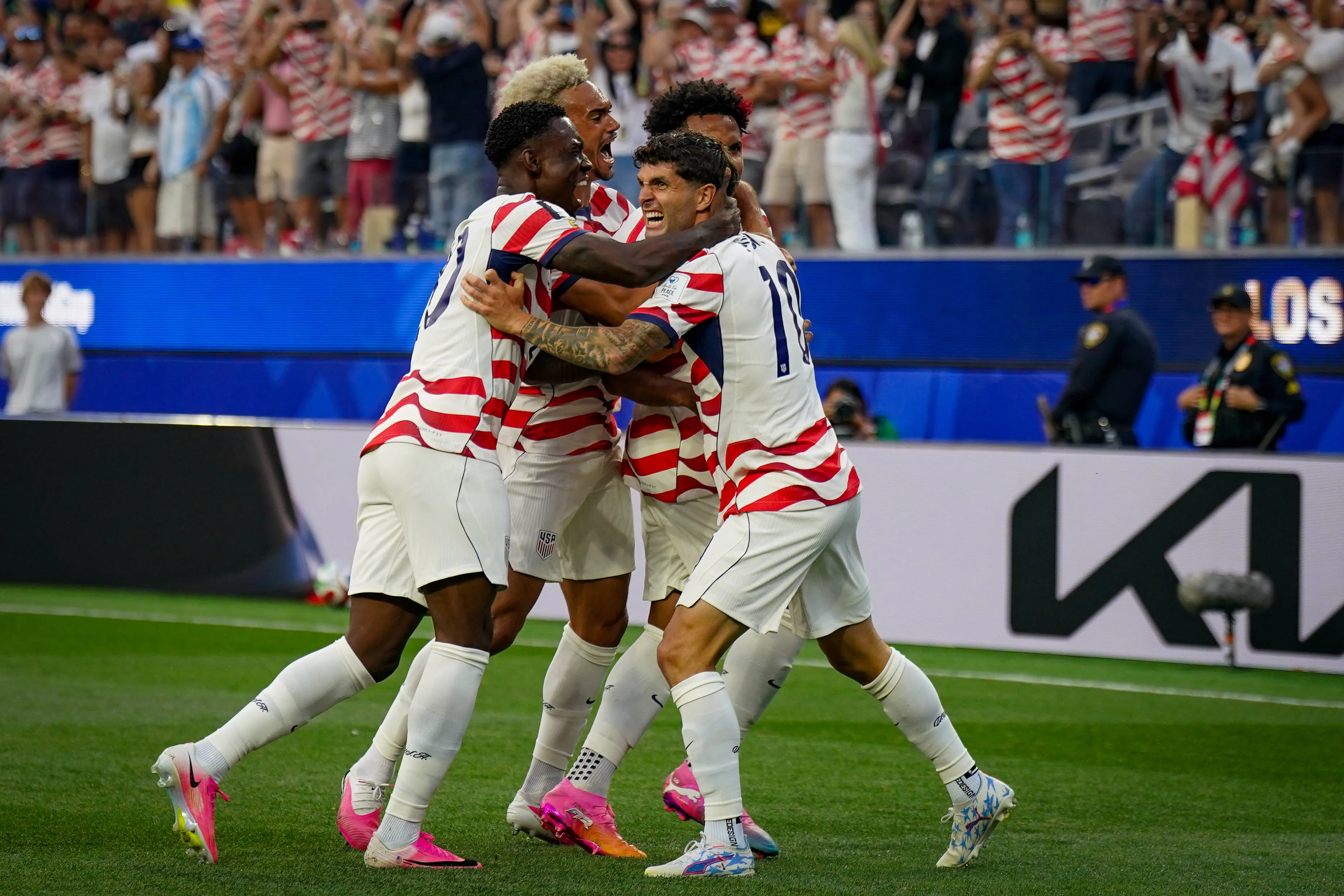Weston McKennie, Christian Pulisic,  Folarin Balogun and Antonee Robinson celebrate the USMNT goal