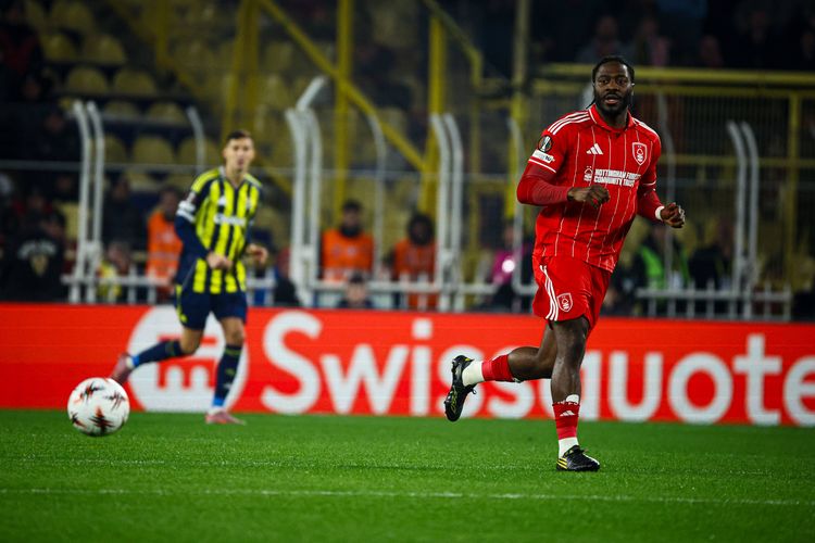 “They told us welcome to hell” – Ola Aina shades Fenerbahce after Nottingham Forest spanking