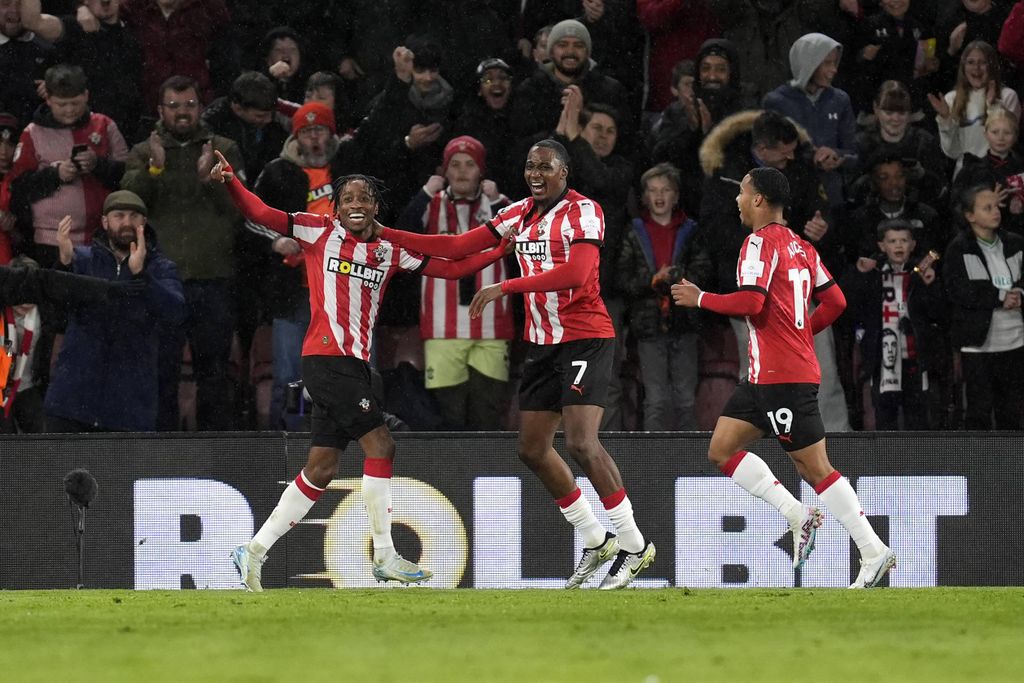 Joe Aribo celebrates scoring their side's first goal of the game during the Premier League match at St Mary s Stadium