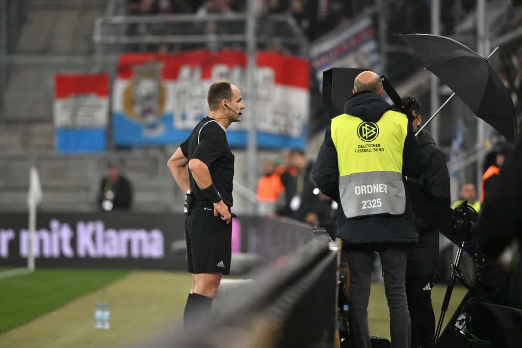 Referee Nenad Minakovic Serbia on the monitor in the Review Area 10 10 2025, FIFA World Cup Qualification Europe 2025 26, 7 Matchday Germany Luxembourg 4 0 Sinsheim PreZero Arena North Rhine-Westphalia Germany