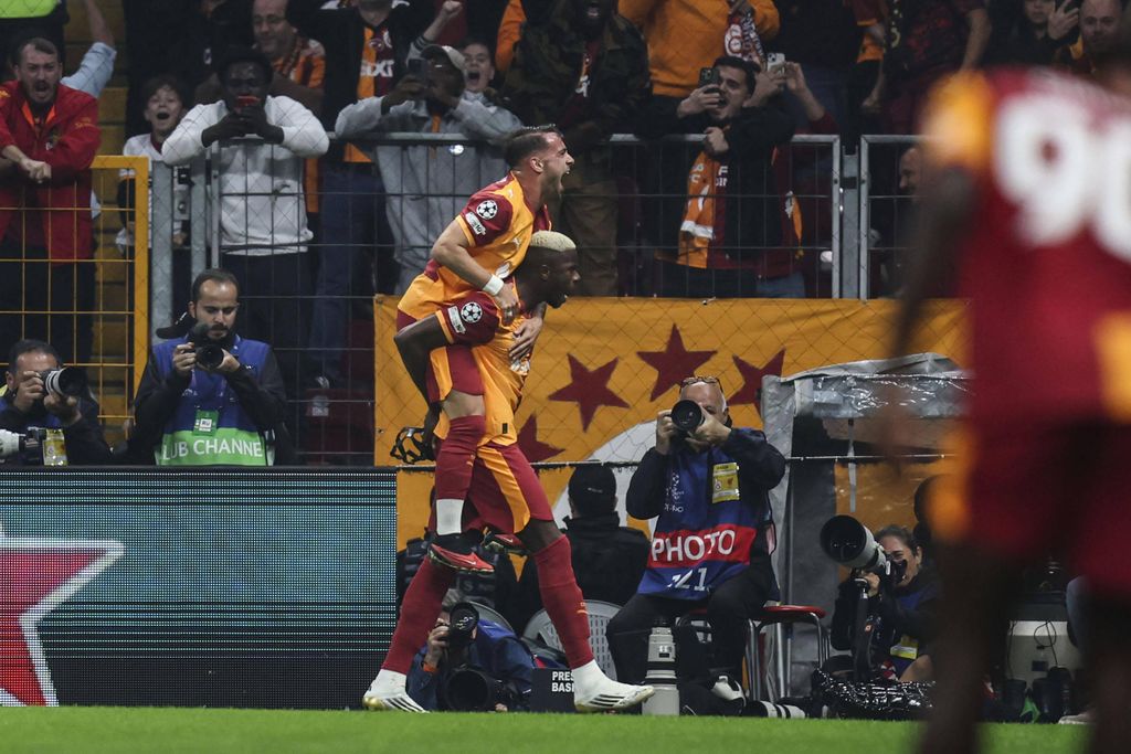 Victor Osimhen celebrates his goal with teammate Yunus Akgun during group phase match between Galatasaray and Liverpool in Istanbul, Turkiye, 30 September 2025