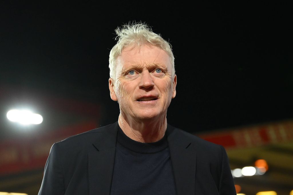 David Moyes manages Everton during the Premier League match between Nottingham Forest and Everton