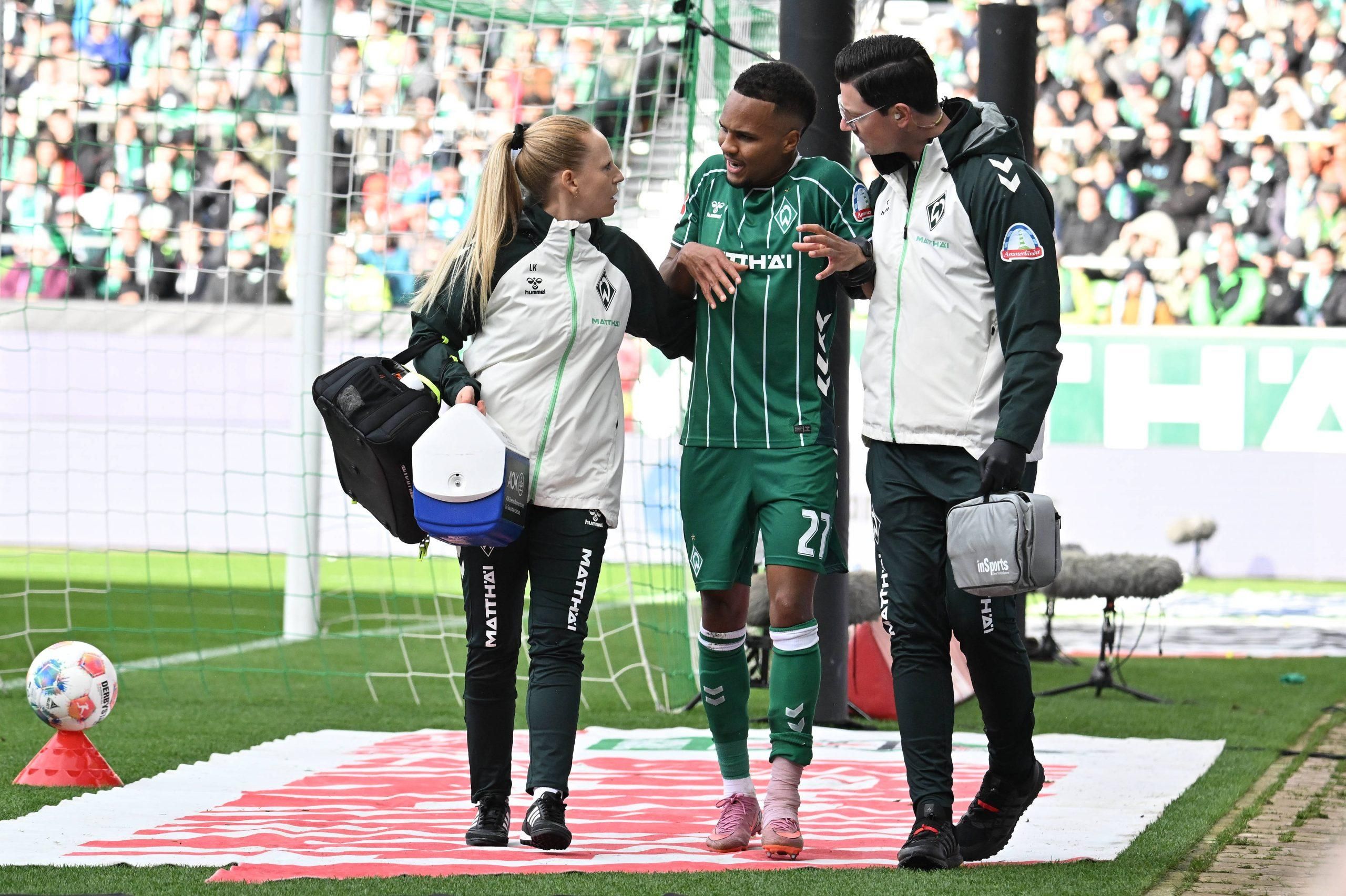 Felix Agu Werder Bremen disappointed. Laura Kersting Physiotherapist SV Werder Bremen Robert Gorzolla SV Werder Bremen deputy team doctor