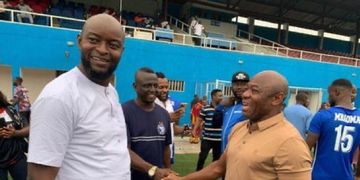 WATCH: Amunike ‘dusted’ by ex-Golden Eaglets coach Olanrewaju in Owerri as Enyimba wallop Heartland