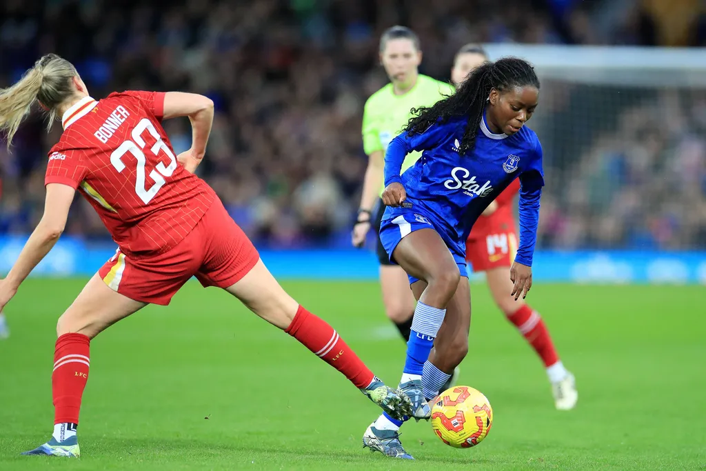 Toni Payne of Everton Women evades Gemma Bonner of Liverpool Women during the FAWSL match between Everton Women and Liverpool Women at Goodison Park, Liverpool, England on 17 November 2024