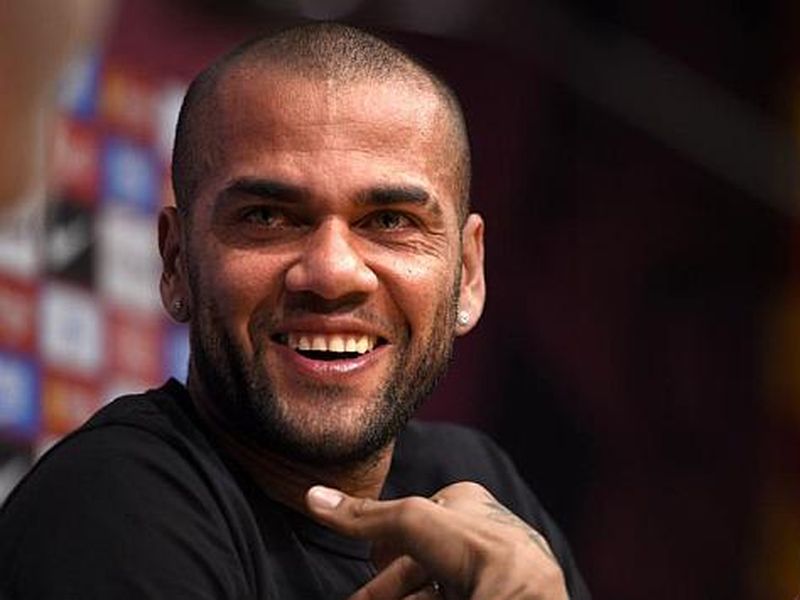 Dani Alves Extends Contract With Barca