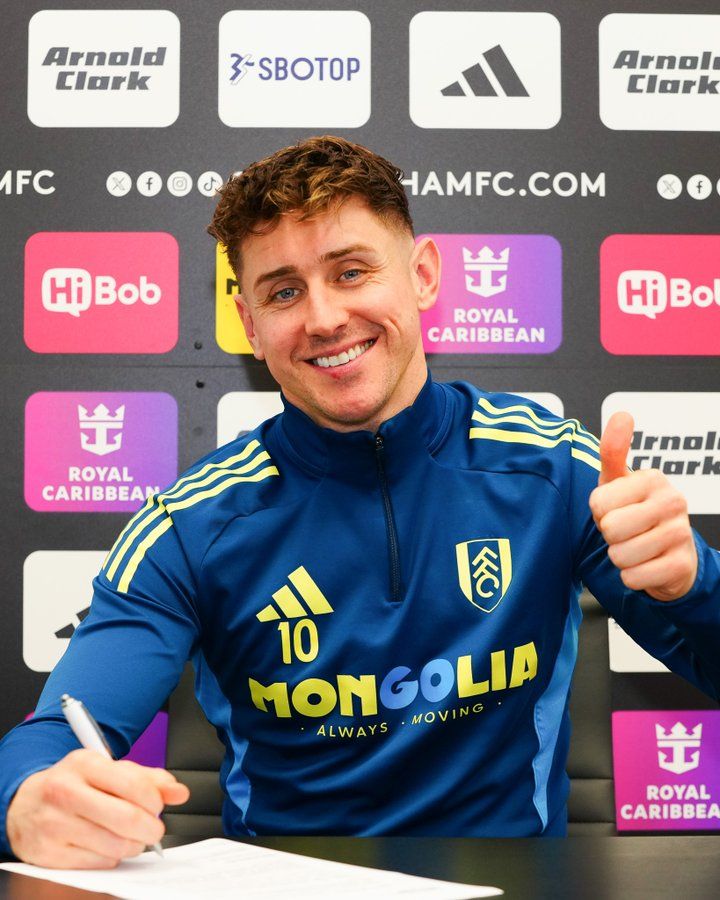 Tom Cairney signs contract at Fulham