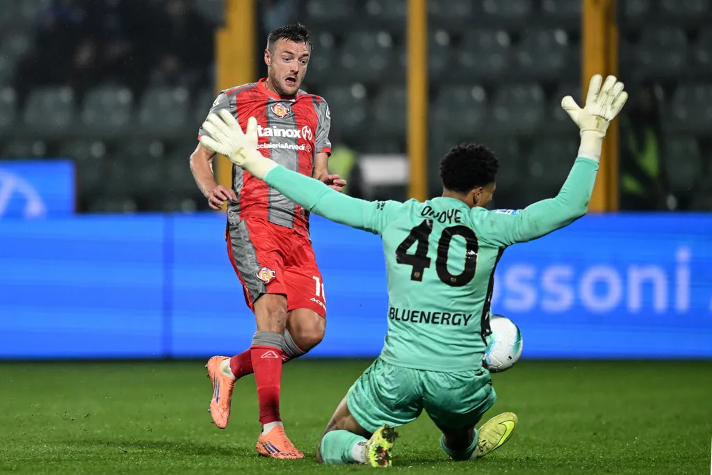 Maduka Okoye saves a shot from Jamie Vardy. Cremonese vs Udinese