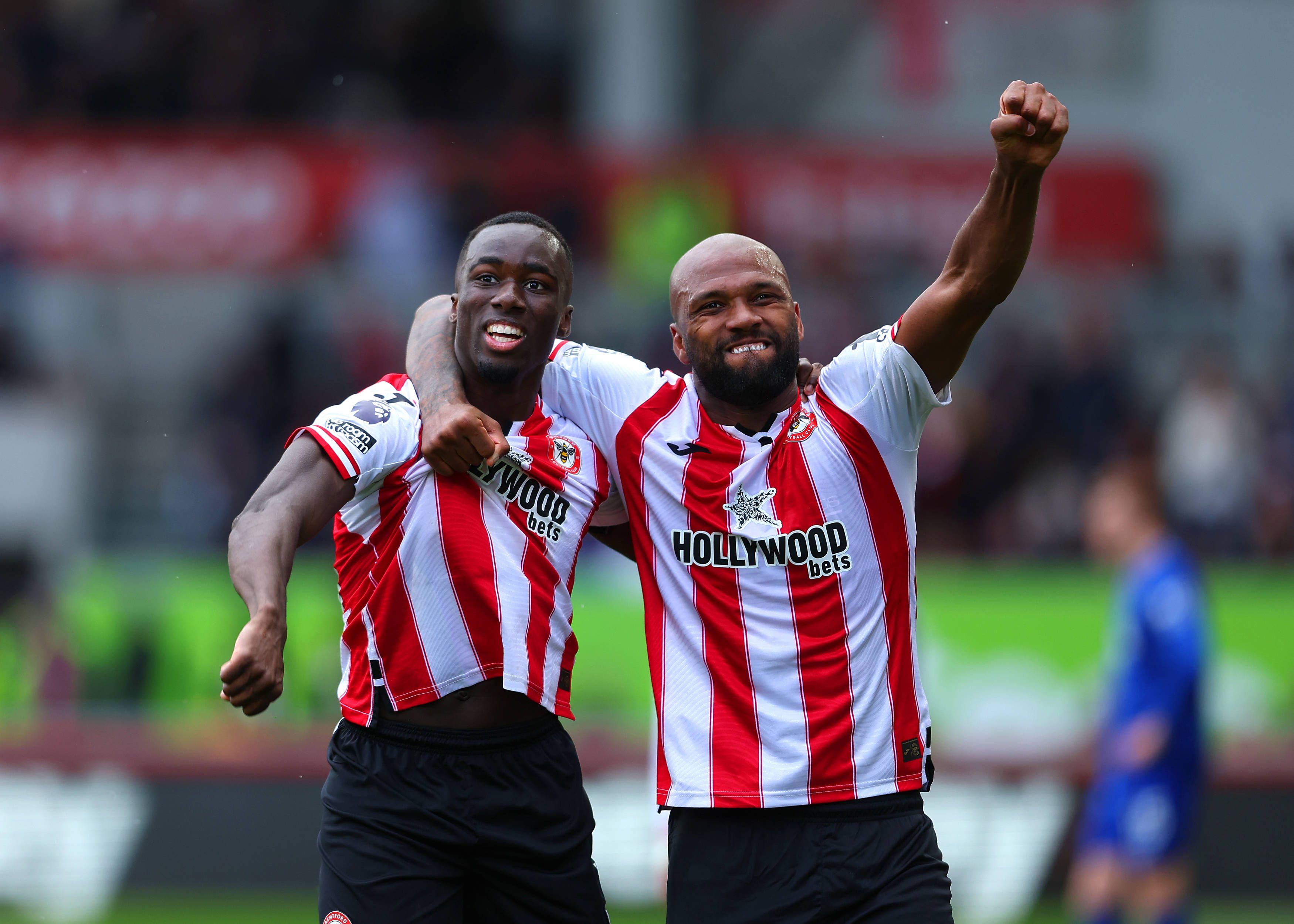 Igor Thiago of Brentford celebrates with Michael Kayode