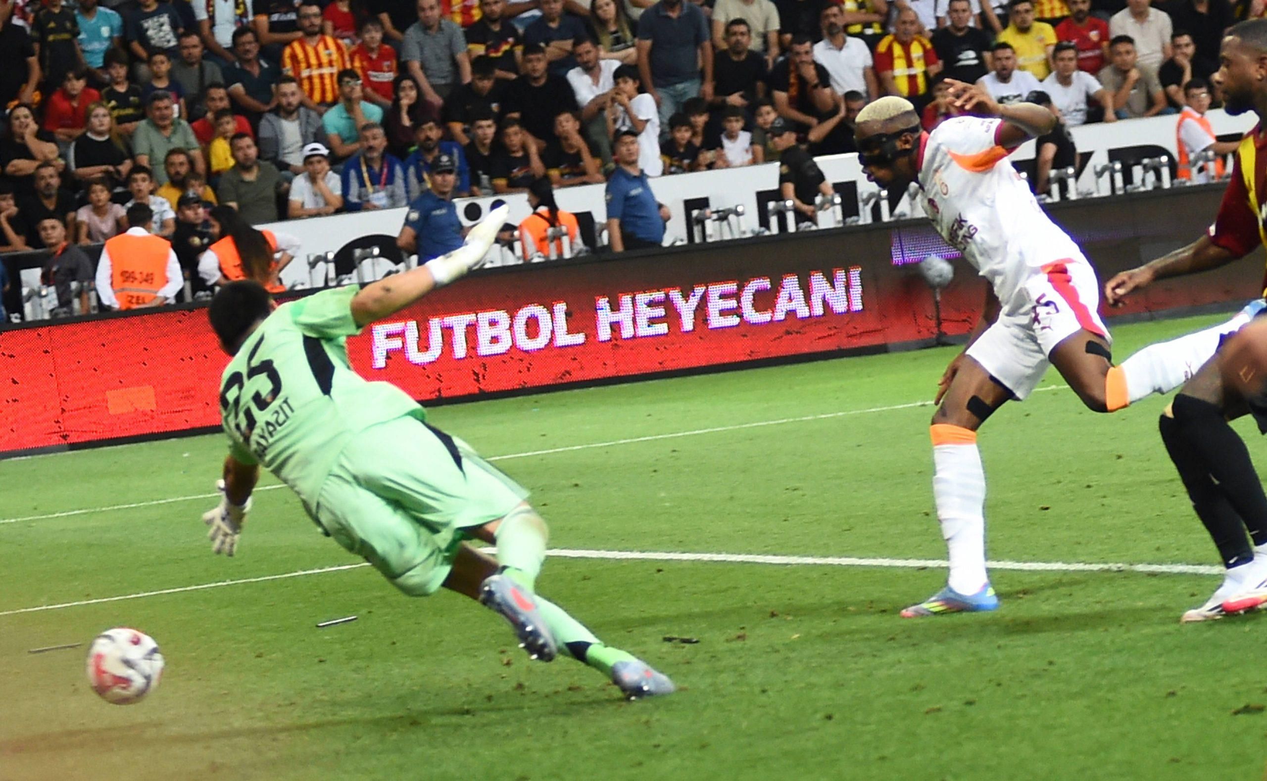 Goalkeeper Bilal Bayazit of Kayserispor and Victor Osimhen of Galatasaray battle for the ball during the Trendyol Turkish Super League match between Kayserispor and Galatasaray at RHG Enerturk Enerji Stadium
