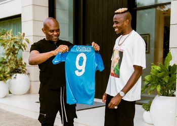 Photo: Victor Osimhen gifts popular Nigerian Business mogul his Napoli jersey