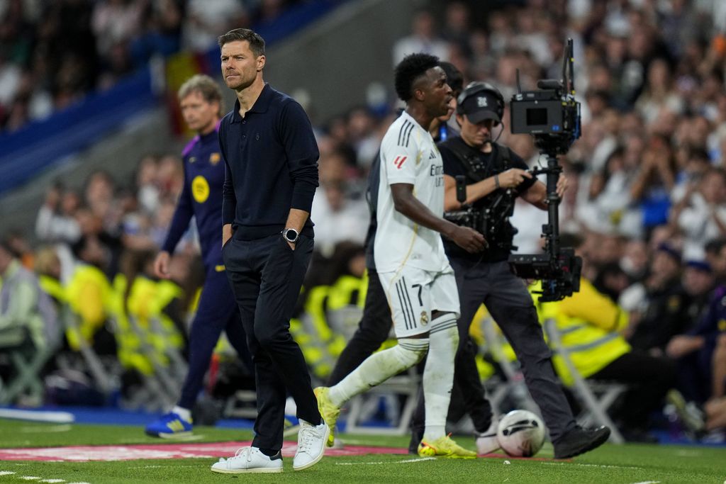 Vinicius Junior and Xabi Alonso head coach of Real Madrid CF during the La Liga EA Sports match between Real Madrid CF and FC Barcelona
