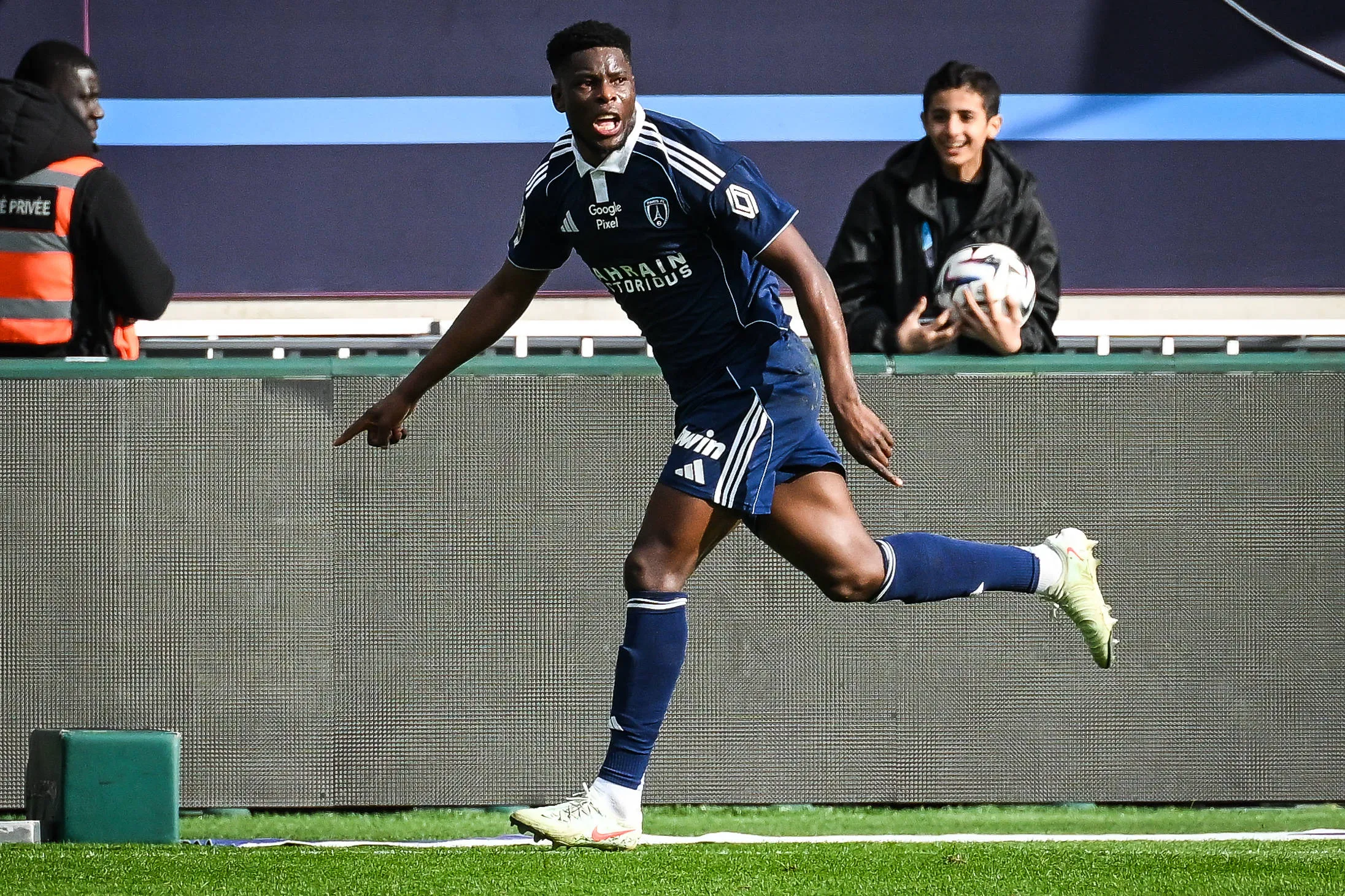 Marshall MUNETSI of Paris FC celebrates his goal