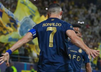 Picture: Nigerian artiste Davido takes on Ronaldo’s iconic jersey number at Manchester United