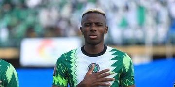 Suarez breaks down in tears as he returns to boyhood club