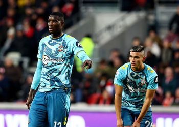 Photo: Ghanaian star likens his height to Onuachu standing on the tips of his toes