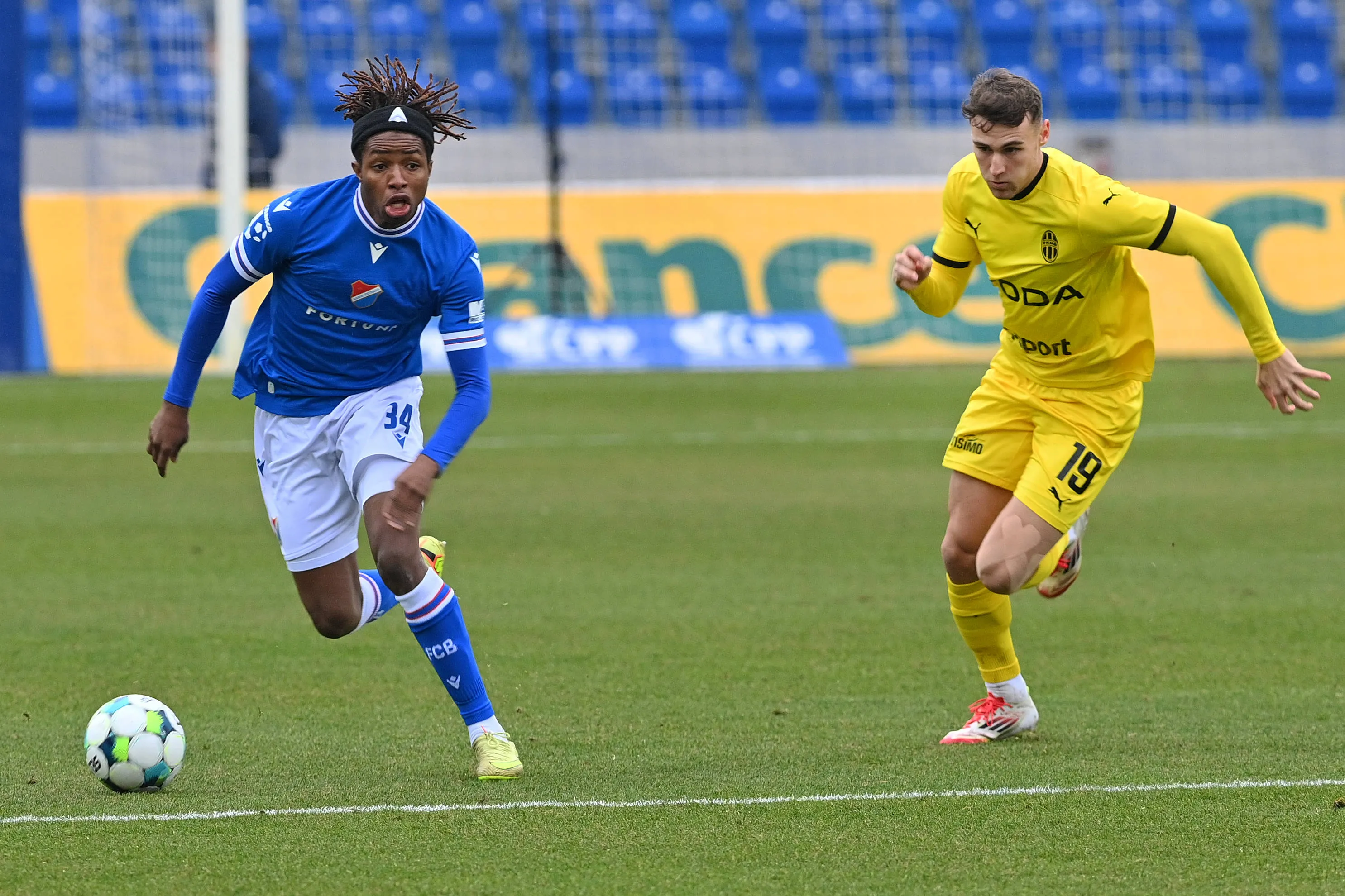 Abdullahi Bewene chased by opponent