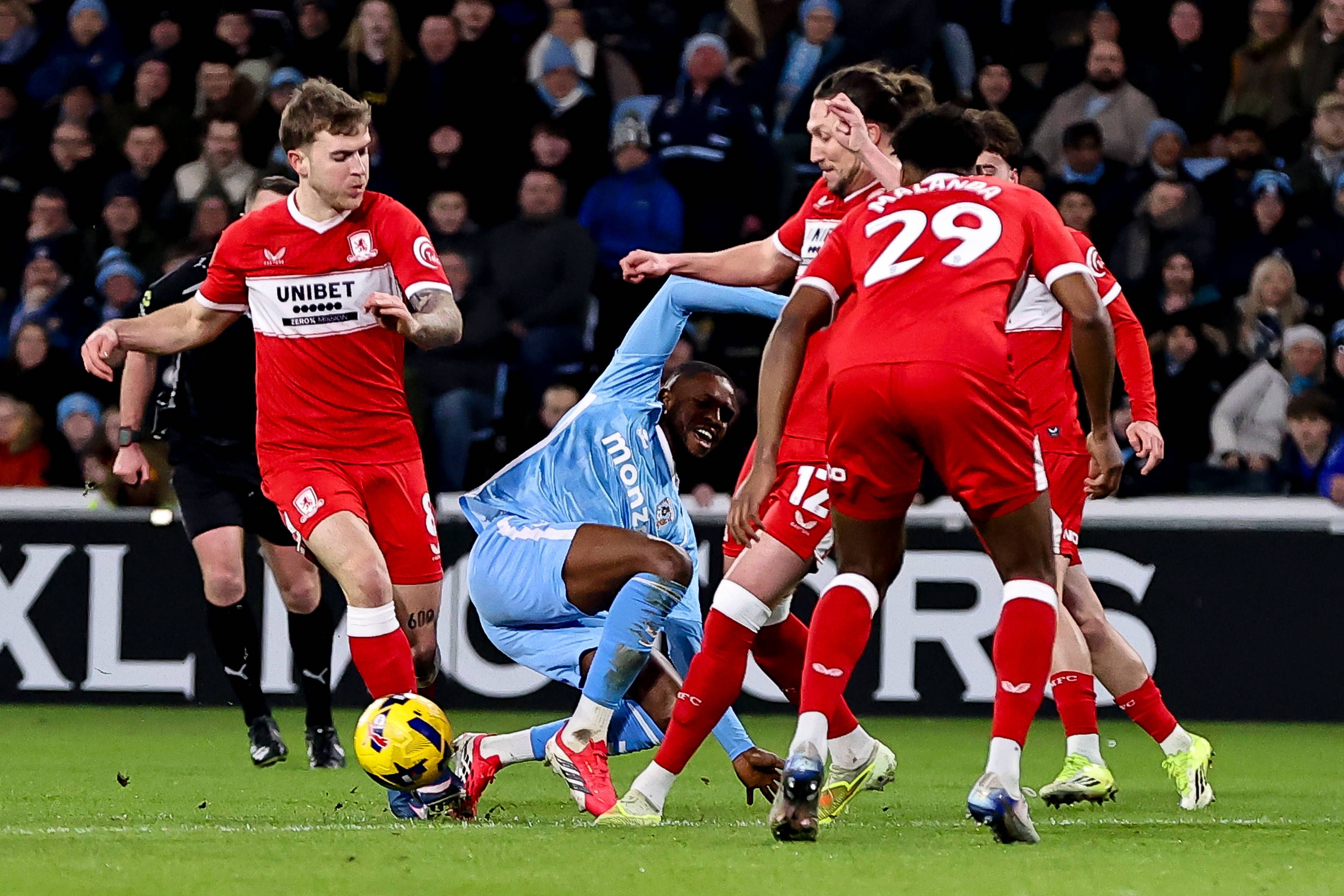 Frank Onyeka loses possession during the Coventry City v Middlesbrough Sky Bet Championship match