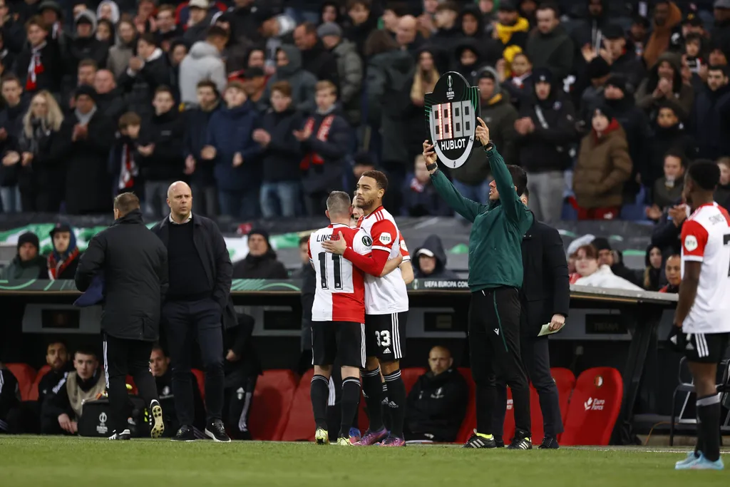 Feyenoord coach Arne Slot, Bryan Linssen of Feyenoord, Cyriel Dessers of Feyenoord during the Conference League game between Feyenoord and Slavia Prague