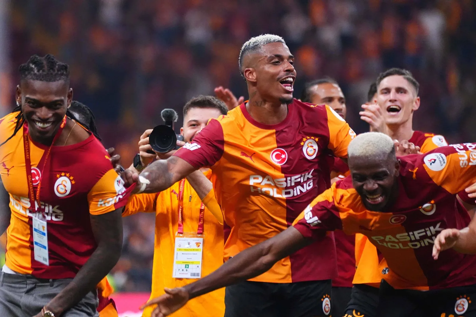 Victor Osimhen, Rafael Leao, and Galatasaray teammates.