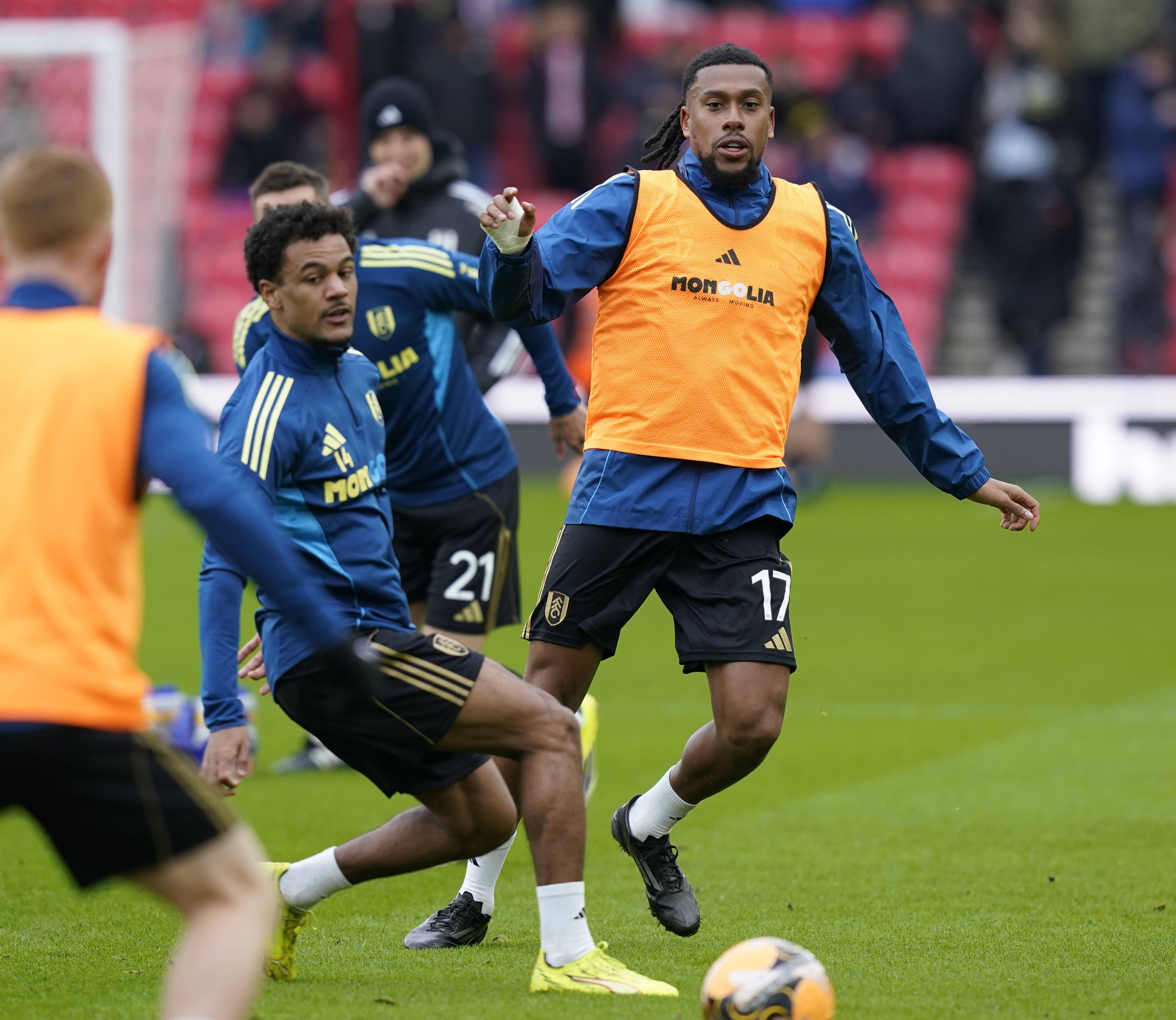 Alex Iwobi and other Fulham players warm up