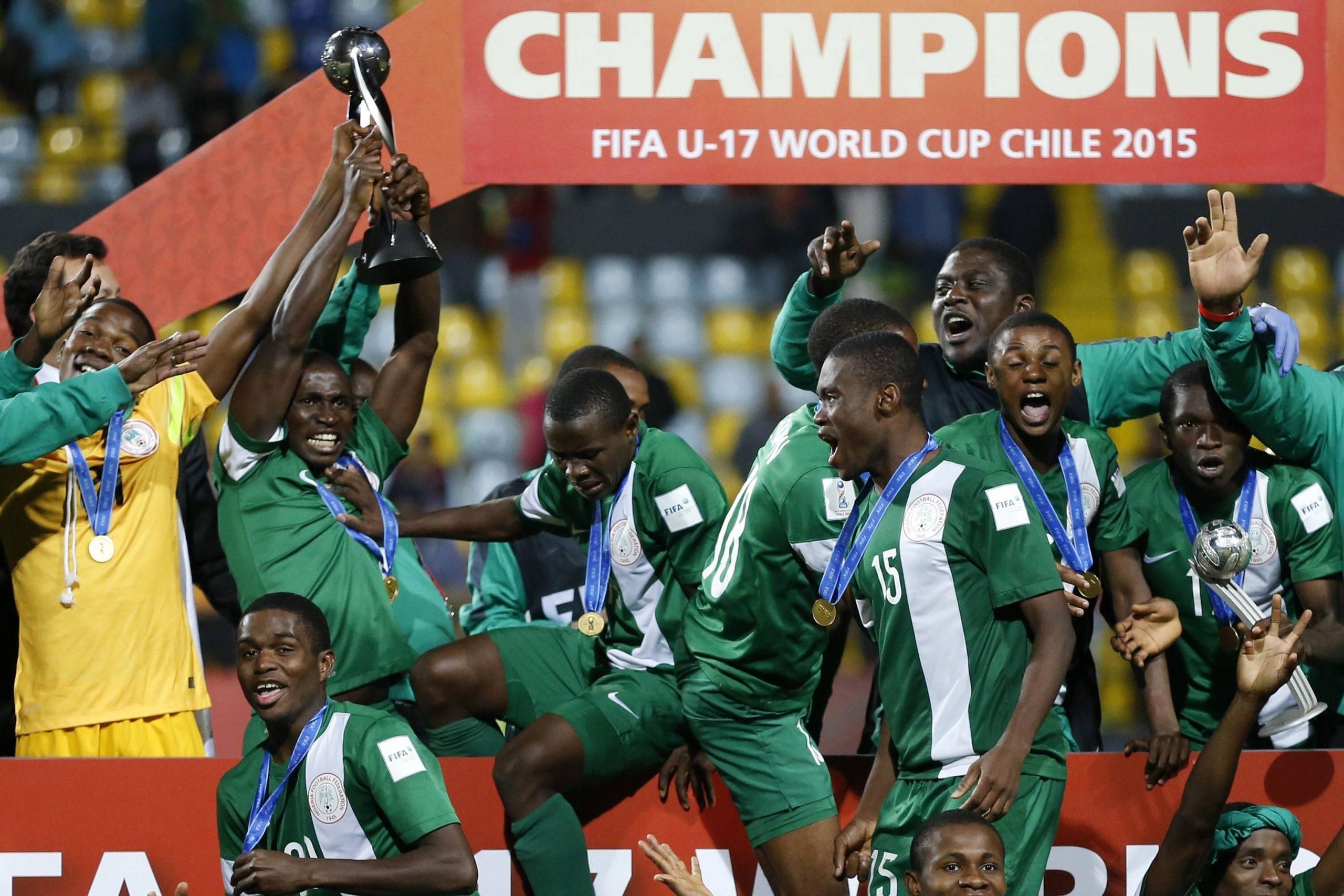 Nigeria's players celebrate with the U-17 World Cup trophy after defeat Mali at the Sausalito stadium