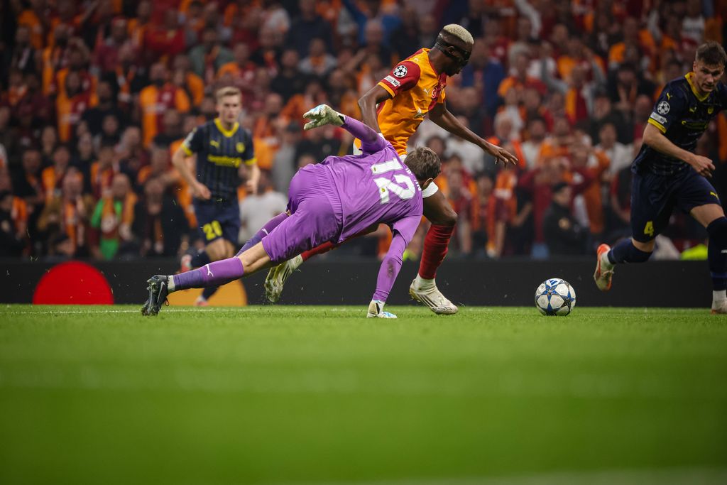 Victor Osimhen passes the goalkeeper Nikita Haikin of FK Bodo Glimt and score 