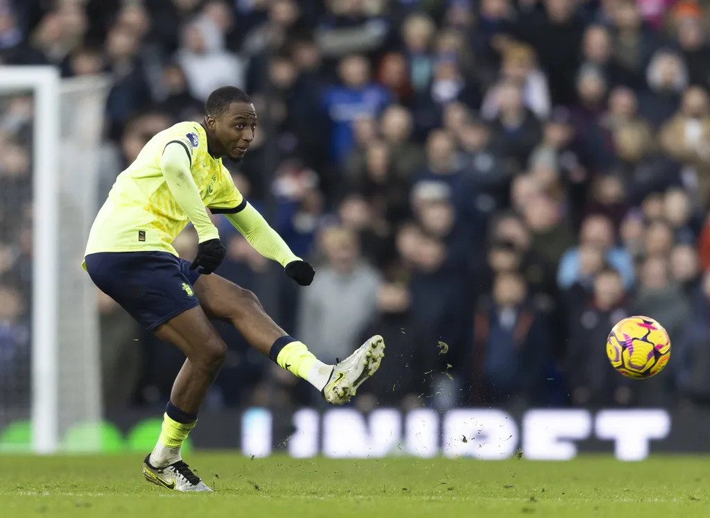Joe Aribo of Southampton passes the ball during the Premier League match between Ipswich Town and Southampton