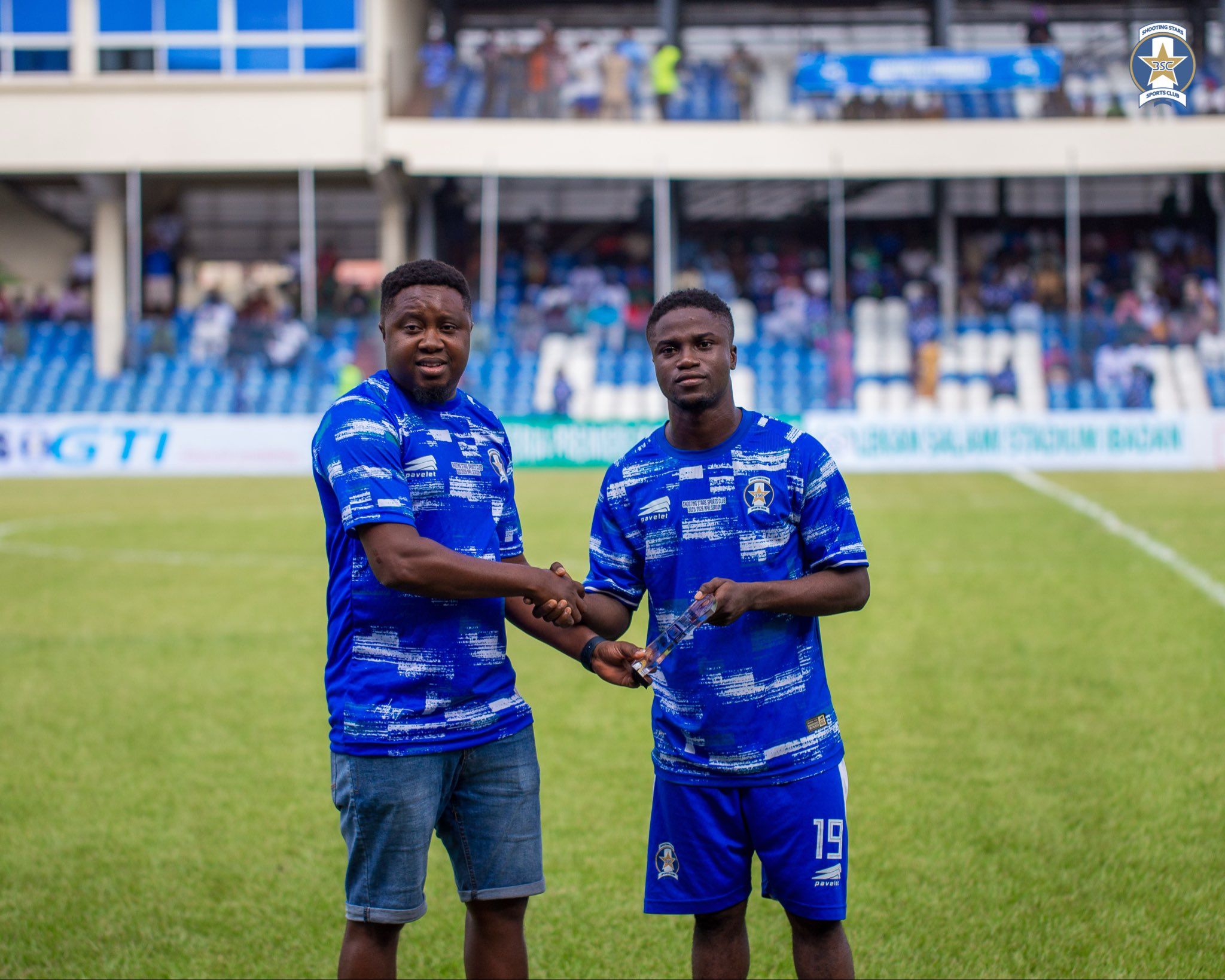 Ayodele Ismail wins award at Shooting Stars