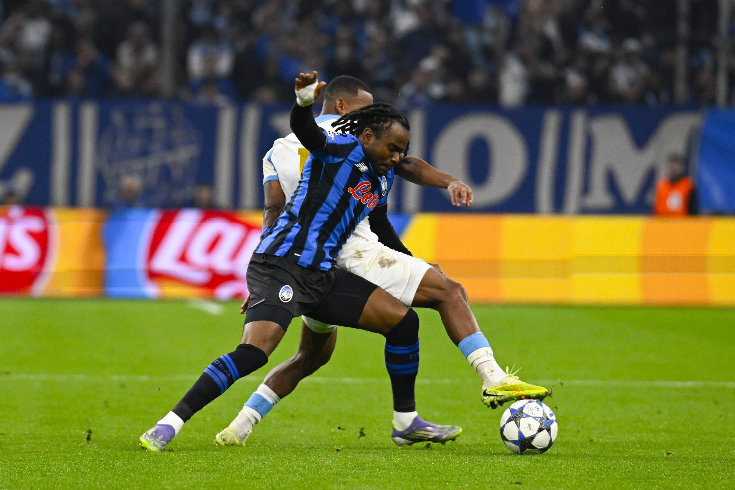 Ademola Lookman battles for the ball in Atalanta vs Marseille