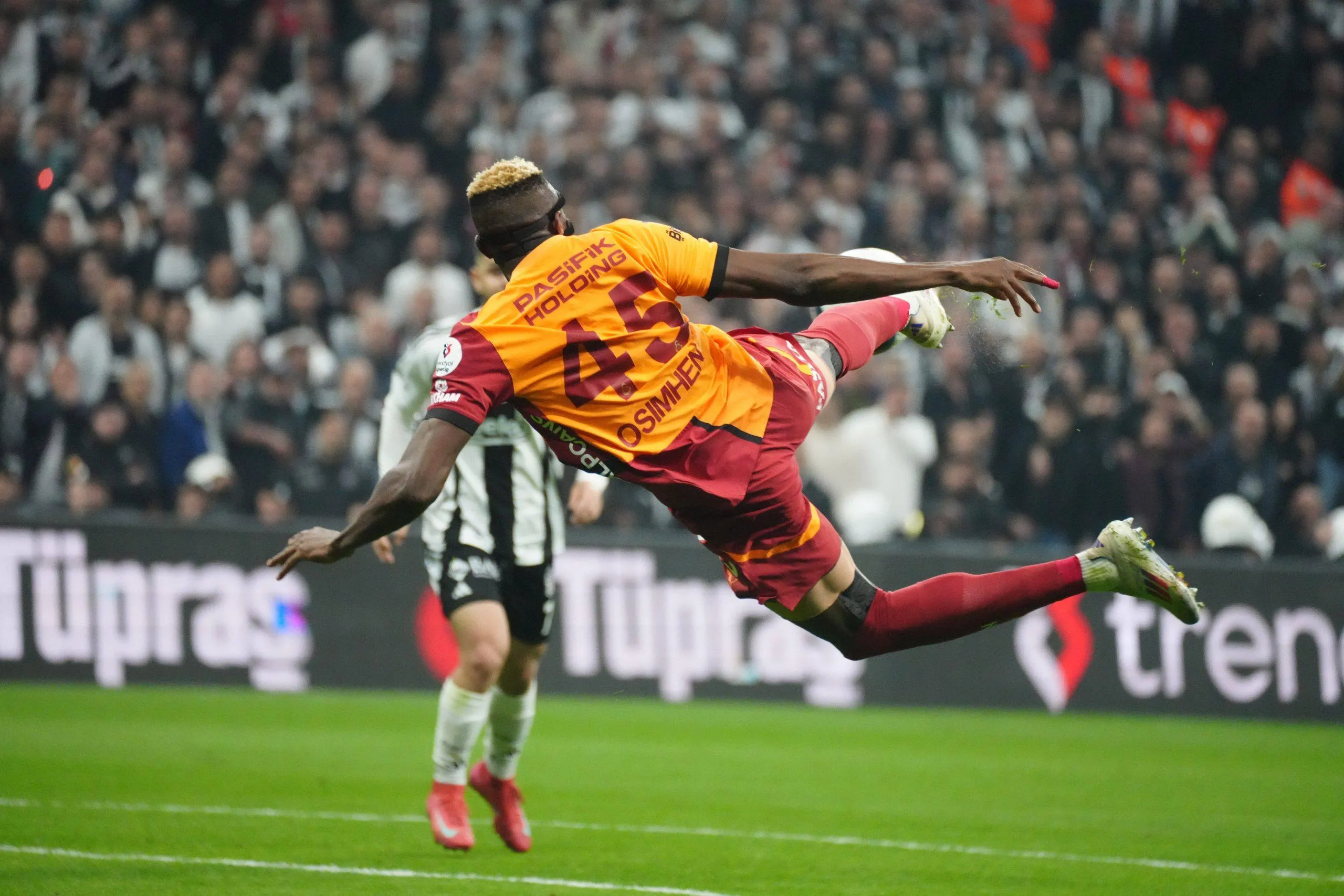 Victor Osimhen of Galatasaray strikes during the Turkish Super League match between Besiktas and Galatasaray
