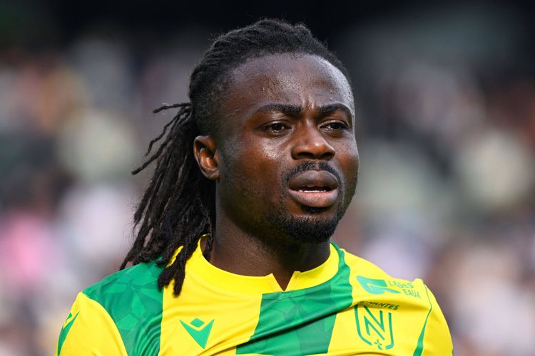 Former Super Eagles coach urges Moses Simon to remain in France amidst Everton links